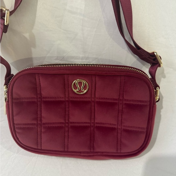 NWOT Lululemon Crossbody Camera Bag Quilted Velour 2L - Wine Berry WNBY - Picture 3 of 6